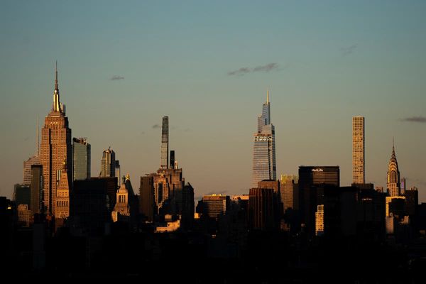 Manhattan claws back people as urban counties stem outflow