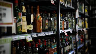 NT government opens voluntary buy-backs for grocery store liquor licences in move to reduce alcohol sales
