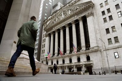 Average Wall Street bonuses dipped 26% to $176,700 last year