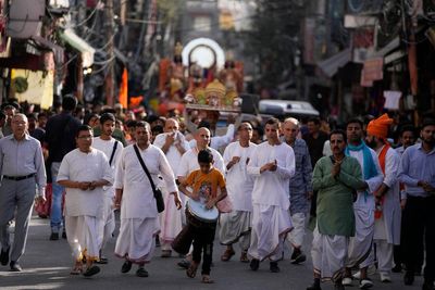 Covering over well at Indian temple collapses, killing 8