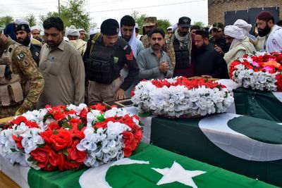 Pakistani Taliban target police, kill 4 in roadside bombing