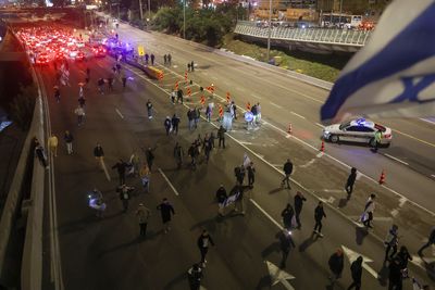 Israelis backing Netanyahu block highway in counter-protest