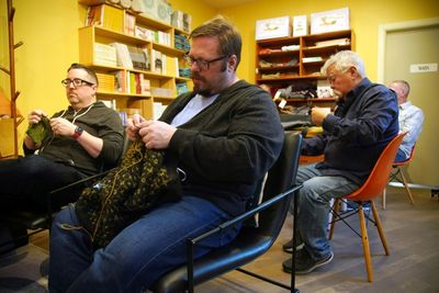 In US, men unravel stereotypes -- by knitting