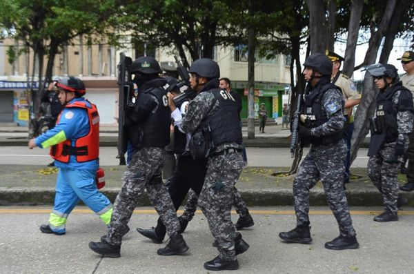 Ecuador police defuse bomb strapped to guard