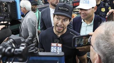 Mark Wahlberg Offers to Donate Thumb to Help Injured Altuve