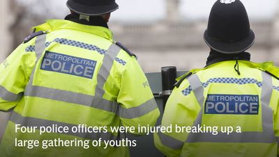 The Glades: Four police officers injured while breaking up gang of youths in Bromley shopping centre