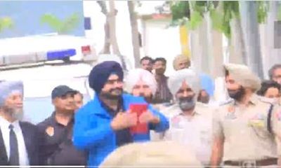 Navjot Singh Sidhu walks out of Patiala jail to grand 'dhol' welcome