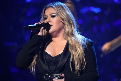 Kelly Clarkson blasts ex with song cover as she reveals details of upcoming album and show