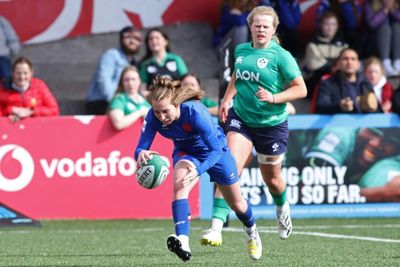 France women enjoy nine-try rout of Ireland despite early red card