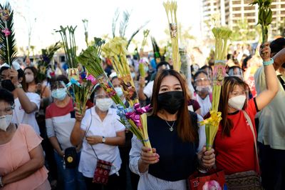 Filipino Catholics mark Palm Sunday praying for Pope Francis' health