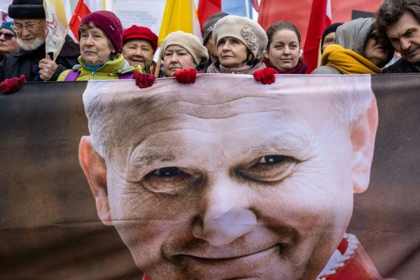 Demonstrators in Poland defend late pope John Paul II