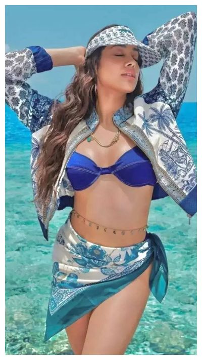 10 Jaw-Dropping Looks Of Janhvi Kapoor In Swimwear