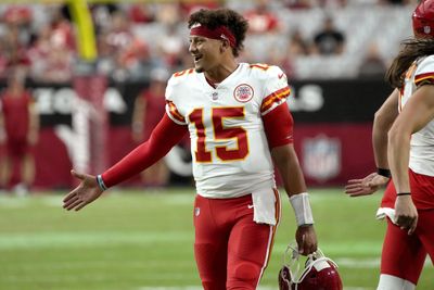 Chiefs QB Patrick Mahomes surprises Whitehouse High School football team