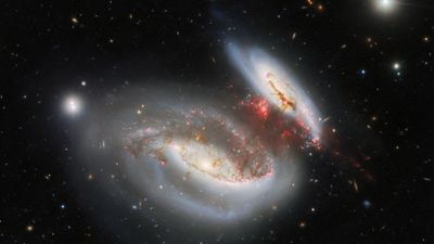 Colliding Taffy Galaxies create a sweet 'cosmic butterfly' (video)