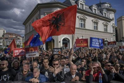 Thousands rally in support of ex-Kosovo leader before war crimes trial