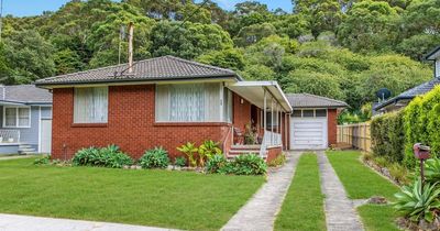 "Original condition" Merewether house sells well over reserve on busy auction weekend