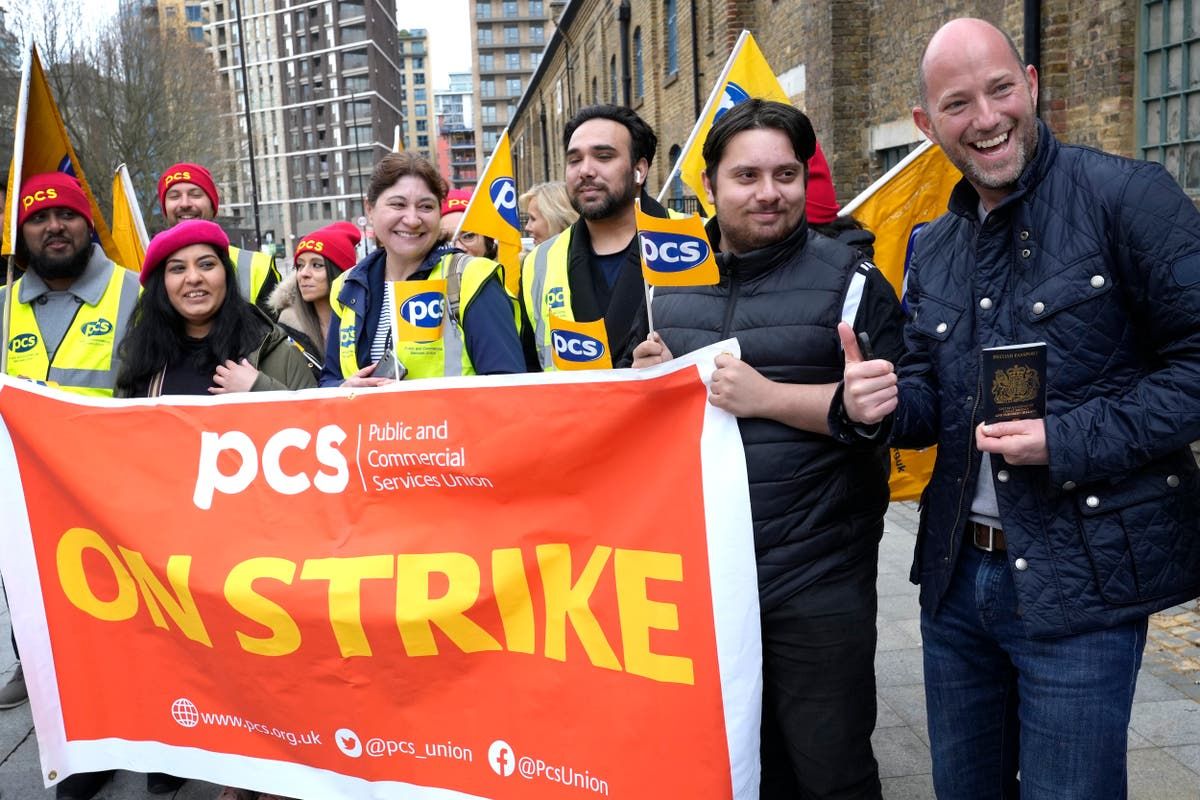 uk-teachers-reject-government-pay-offer-amid-labor