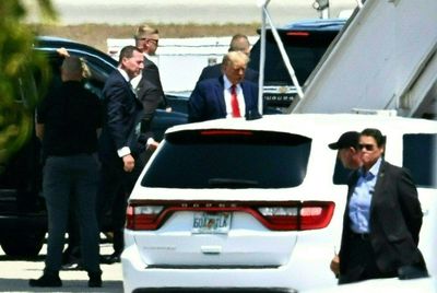 Trump flies to New York to surrender to charges