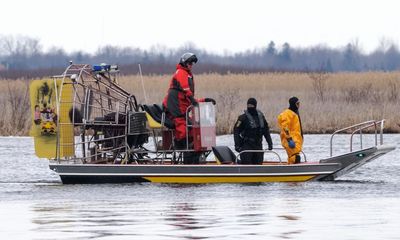 Manhunt for people-smuggling suspect after eight drown at US-Canada border