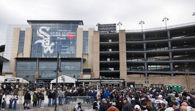Rain holds off as White Sox fans tailgate, celebrate at home opener