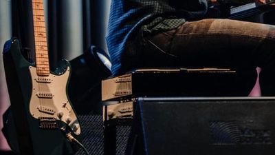 It looks like John Mayer is roadtesting a new PRS SE Silver Sky guitar with a maple fretboard