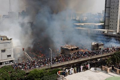 Massive fire rages through Bangladesh cloth markets