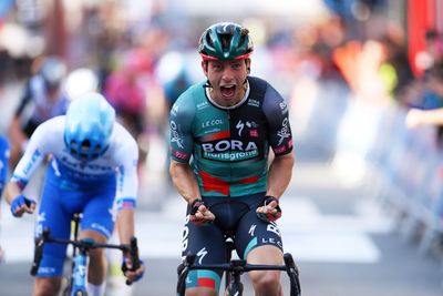 As it happened: Ide Schelling wins Itzulia Basque Country stage 2 after 'way too dangerous' descent