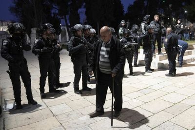 Israeli police clash with worshipers at Jerusalem holy site