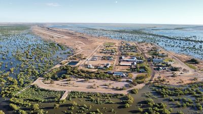 Outback town of Bedourie becomes an island as Queensland flooding continues