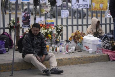 Mexican judge orders five held on homicide in migrant fire
