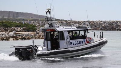 Man dead, woman in hospital after boat capsizes at Narooma Bar on NSW South Coast