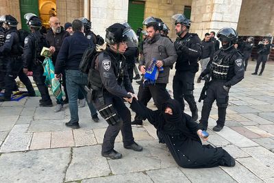 Al-Aqsa mosque: Palestinians injured and arrested in Israeli police raid