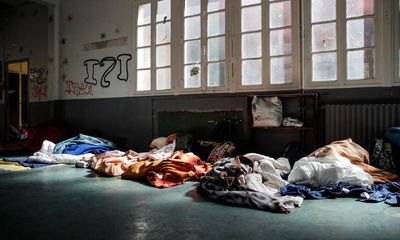 Young migrants take over Paris building in protest at treatment