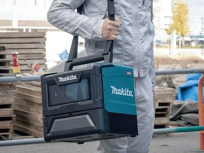 Makita’s Portable Microwave Means Hot Lunches Without Needing an Outlet