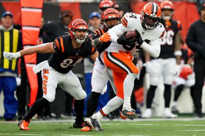 Browns free agent LB Deion Jones visits with the Giants