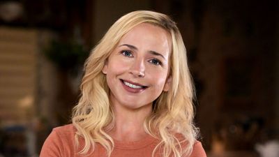 The Conners' Lecy Goranson Talks Becky Being Called A Bad Mom, And Addresses Fans Wondering Why Beverly Rose Aged So Quickly
