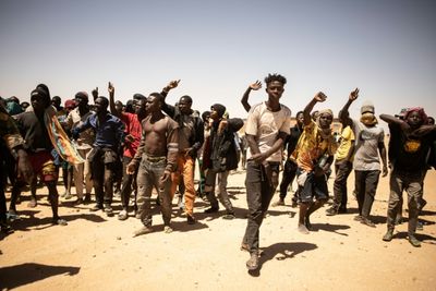 Thousands of migrants stranded in north Niger's scorching desert
