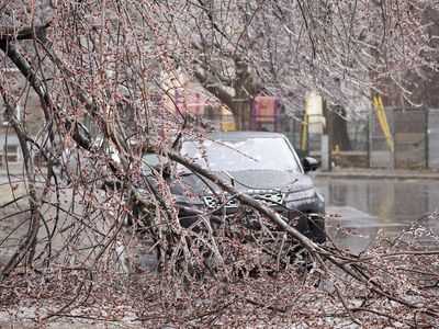 Hundreds of thousands lose power as freezing rain hits Ontario and Quebec