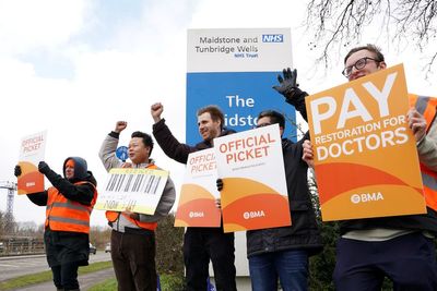 BMA calls for ‘credible’ pay offer to halt four-day strike by junior doctors