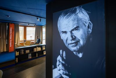 Milan Kundera: the unbearable lightness of decluttering