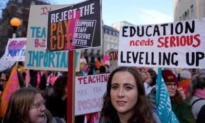 Government treating teachers in England with contempt over pay offer, says union