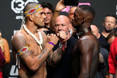 UFC 287 video: Alex Pereira sends stern warning to Israel Adesanya after final faceoff