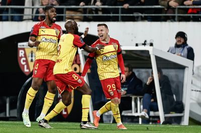 Lens beat Strasbourg to keep pressure on PSG