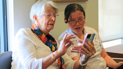 Teenagers teach retirees about technology as friendships form between WA's young and old