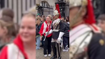 King’s Guard screams at tourist taking picture with him