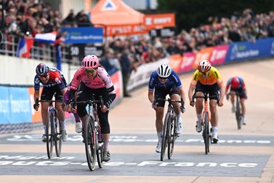 CW Live: Paris-Roubaix Femmes updates, EF Education's Alison Jackson emerges from an 18-rider breakaway to win Paris-Roubaix in a 6-rider sprint, the group of favourites led in 12 secs later by Lotte Kopecky.