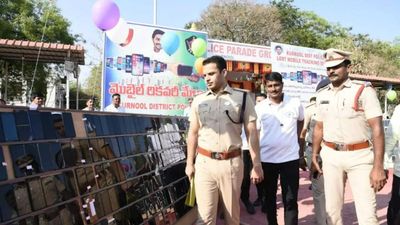 Kurnool police recovers Rs 4 cr worth stolen and lost mobile phones