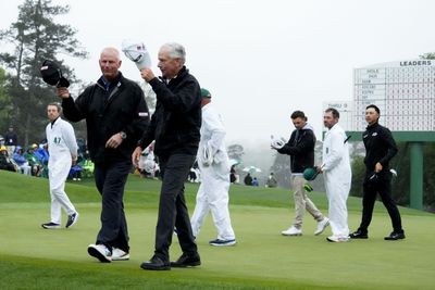 Watch: Larry Mize exits Masters to standing ovation during final competitive round at Augusta National