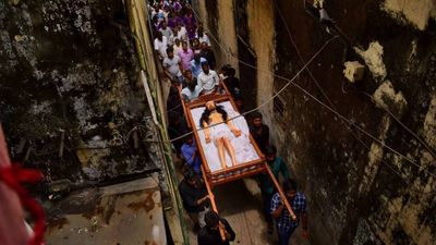 Christians rejoice in glory of Risen Christ at Easter Sunday in Mumbai