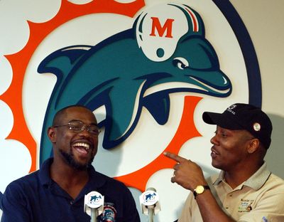 Dolphins alumni call an audible on board fan cruise and score